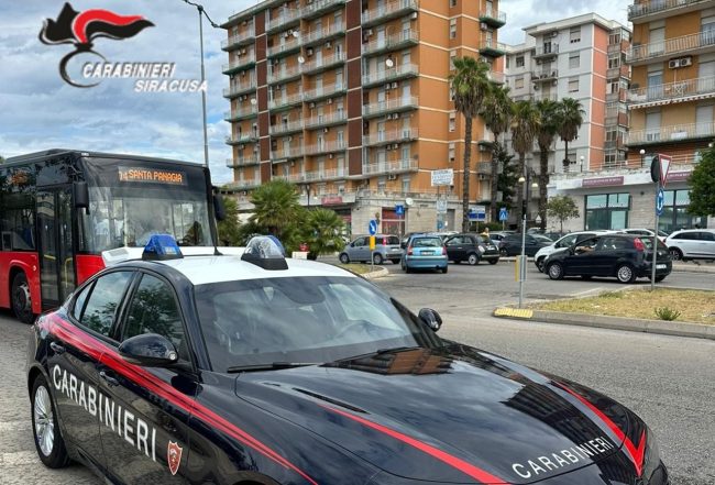 Gira seminudo per strada, scappa alla vista dei carabinieri e li aggredisce per sottrarsi al controllo