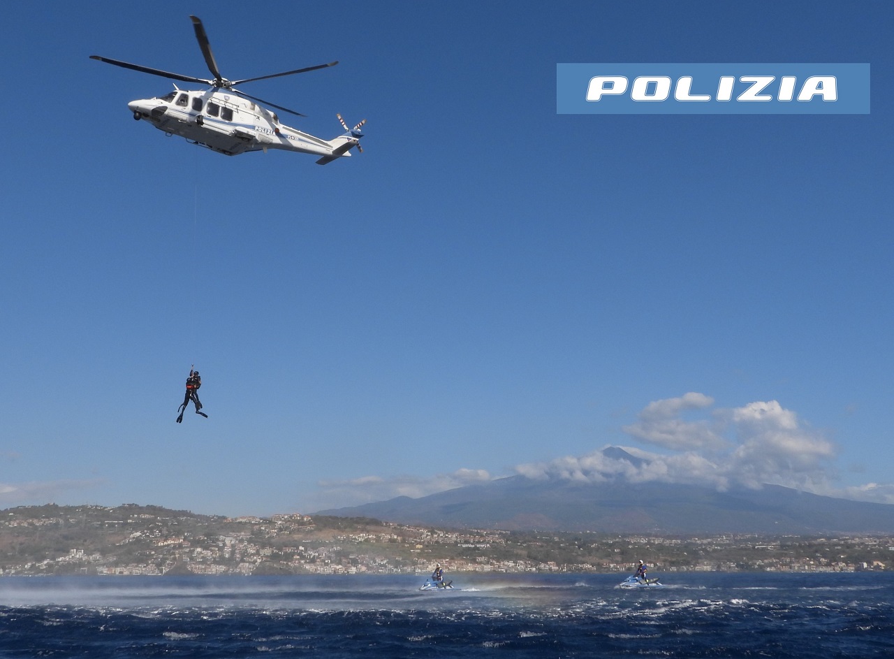 Esercitazione di soccorso in mare a Catania, simulato il recupero di un naufrago con elicottero