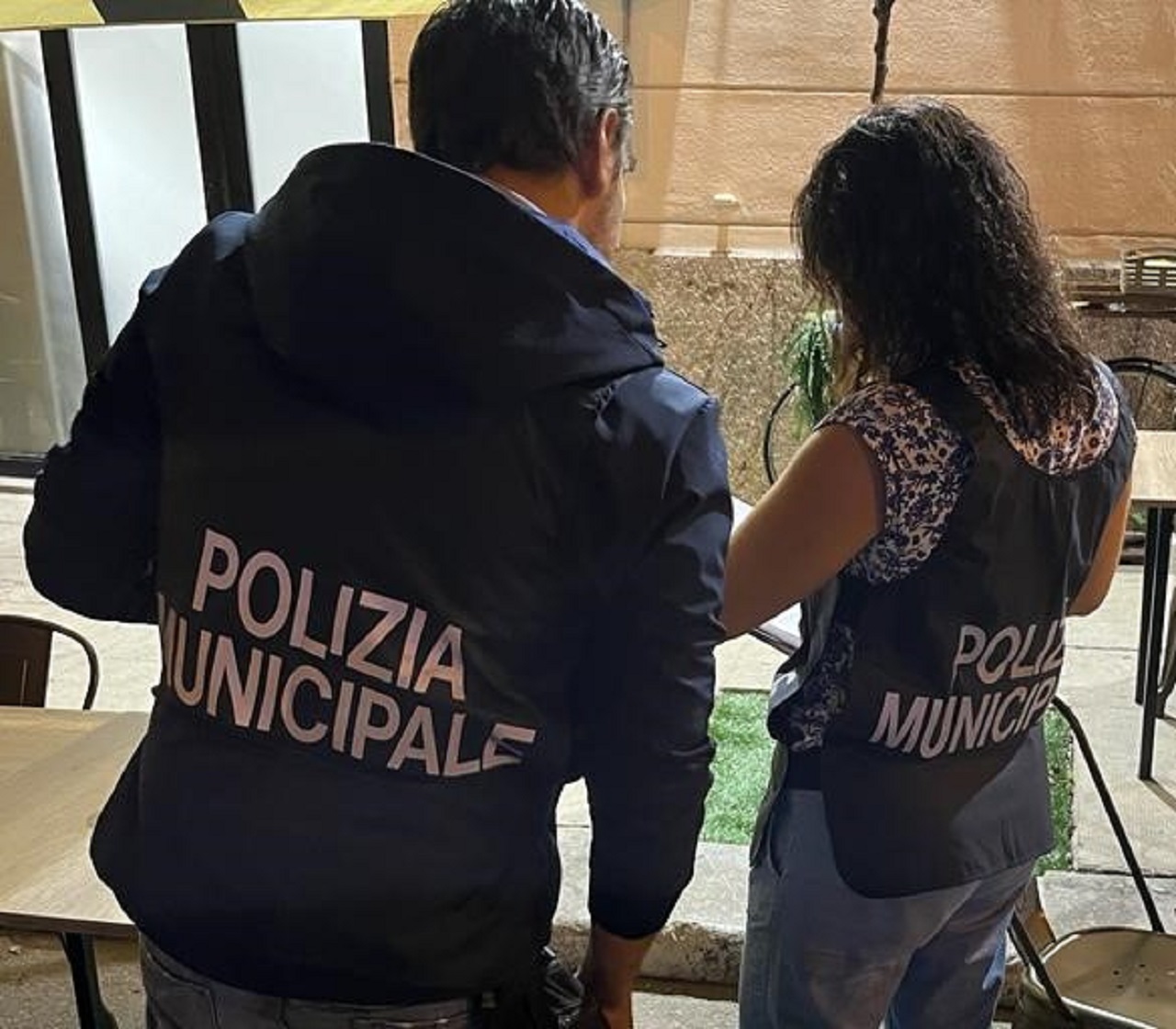 Vendono alcol illegalmente e utilizzano il bagno come deposito: chiuso un locale palermitano