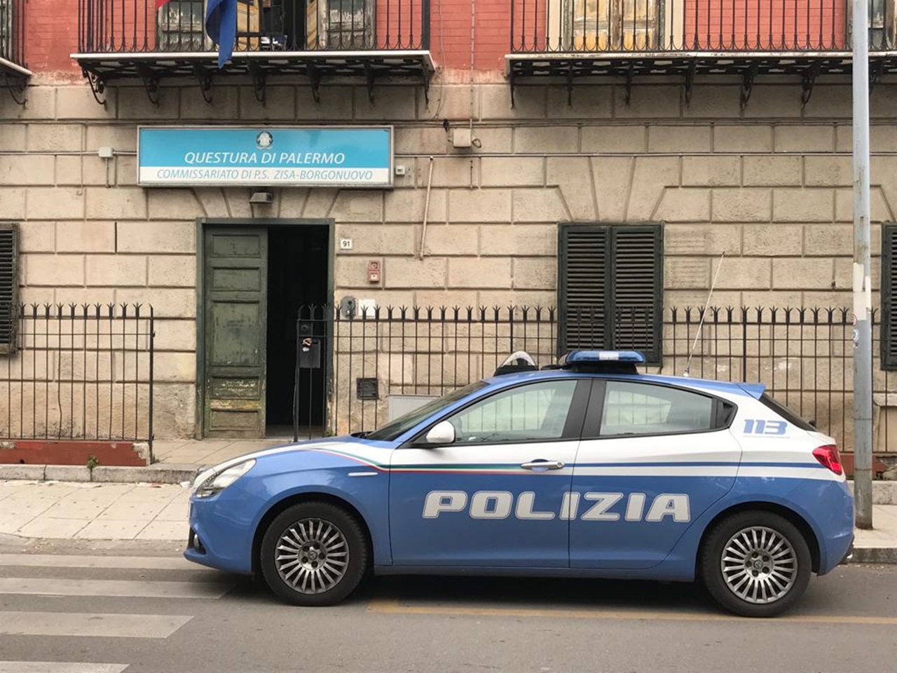 Nascondeva la droga nel vano destinato al contatore dell’acqua: arrestato 48enne a Palermo