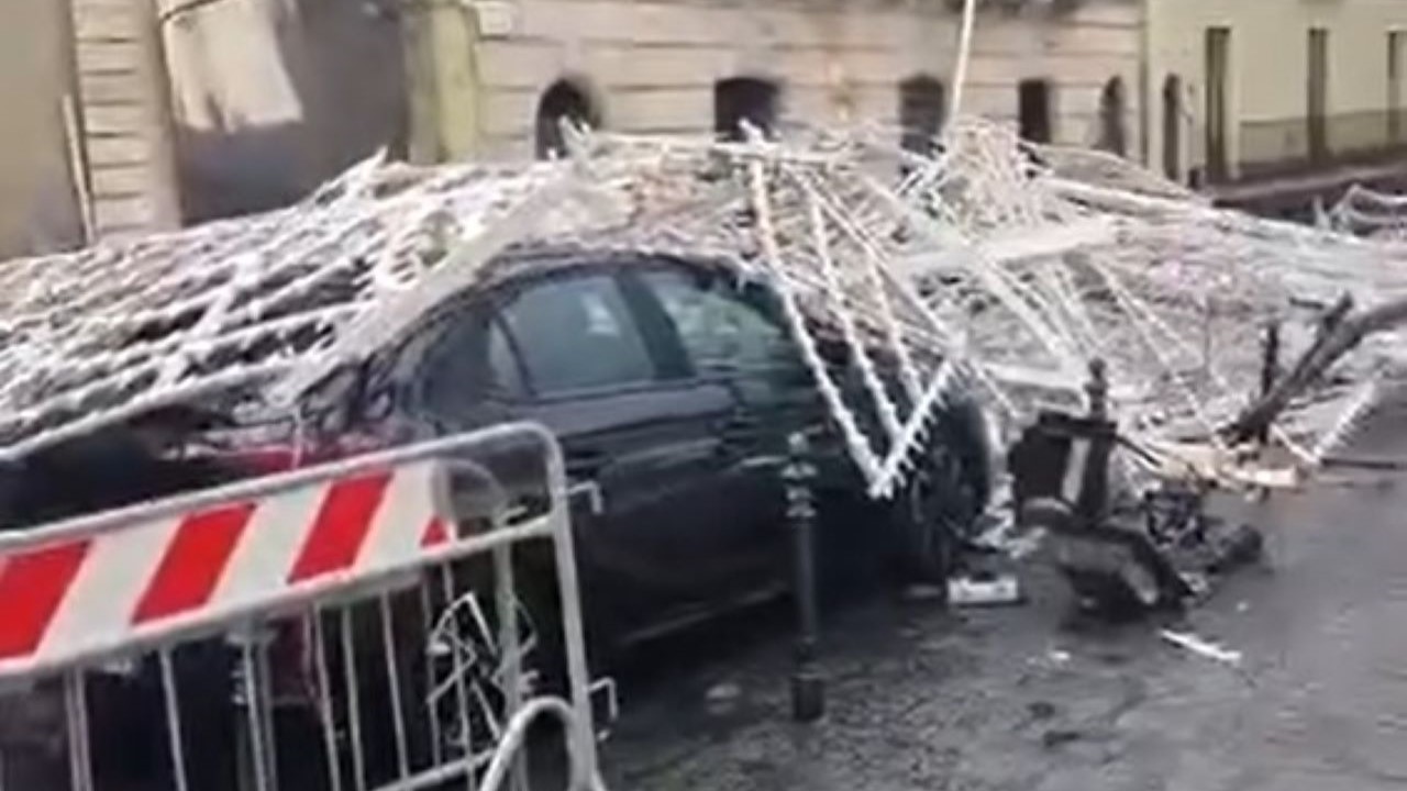 Tromba d’aria colpisce Aci Sant’Antonio e Acireale: danni e disagi – VIDEO