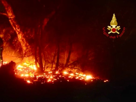 Torna a bruciare la Timpa di Acireale: nuovi focolai dopo l’incendio di venerdì