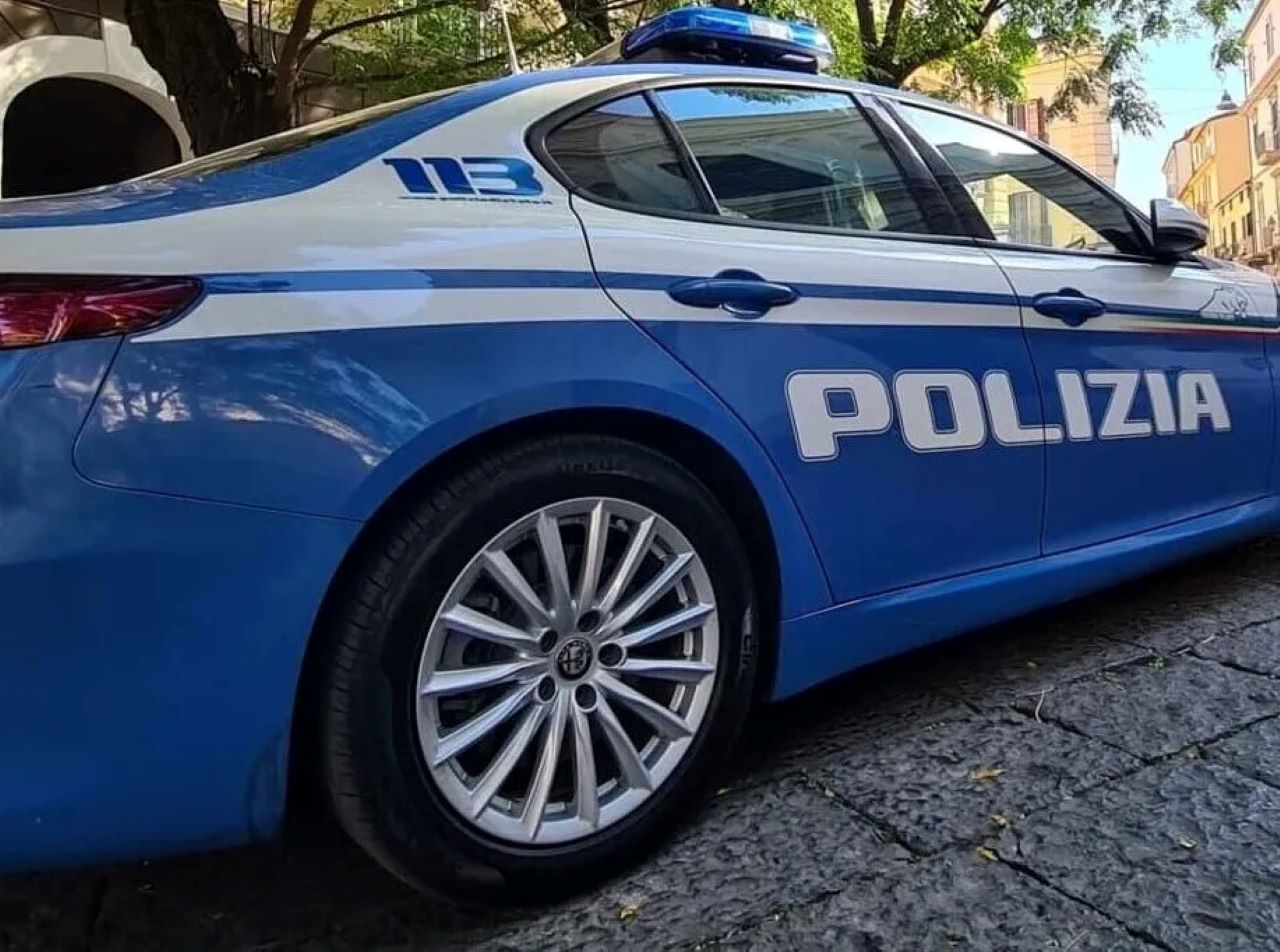 Gela, fugge all’alt e tenta di investire poliziotto: in manette 23enne, portava con sé droga e pistole