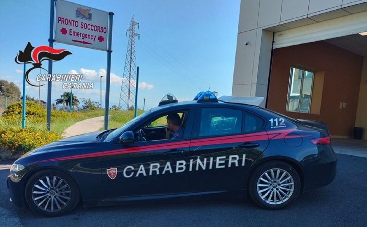 Entra in ospedale e prende a pugni la moglie: un arresto nel Catanese