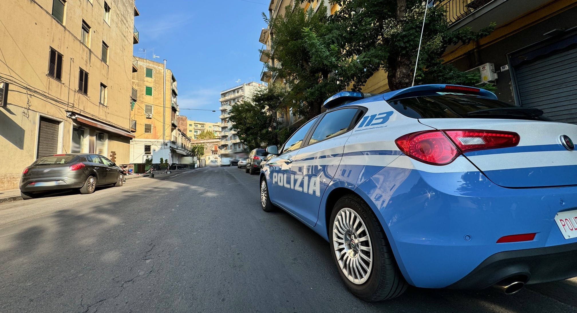 Rimane bloccato con la mano sotto la ruota che stava rubando, arrestato pluripregiudicato 44enne