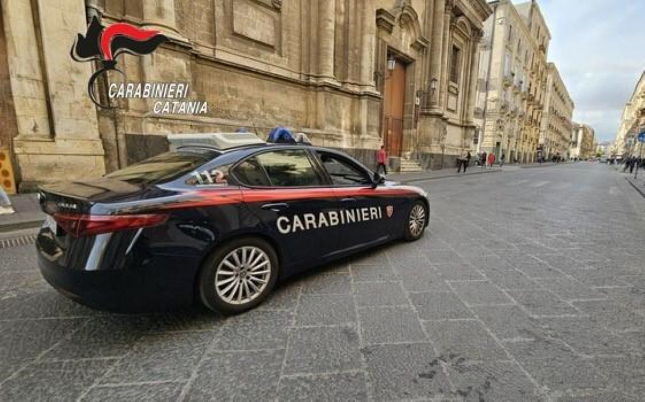 Catania, ruba un costoso profumo ma viene scoperta e si nasconde in chiesa: 30enne denunciata