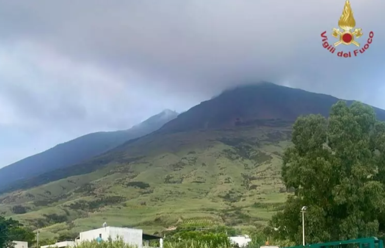 A Stromboli aumenta l’attività vulcanica e Ginostra è ancora senza senza luce