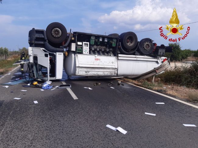 Incidente a Belpasso, autocisterna con 10mila litri di gasolio e benzina si ribalta – FOTO e VIDEO
