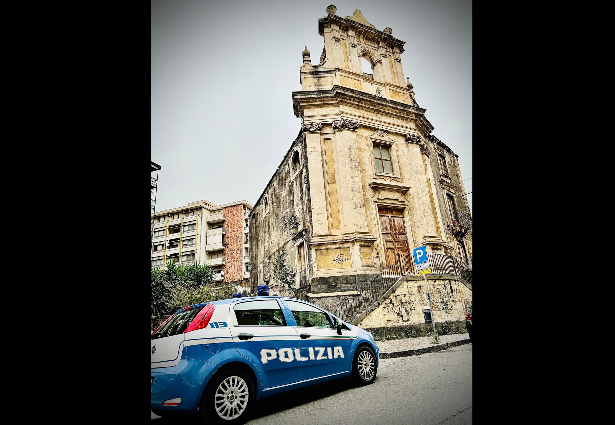 “Andate via sbirri, non vi avvicinate perché vi ammazzo”: arrestato parcheggiatore abusivo a Catania