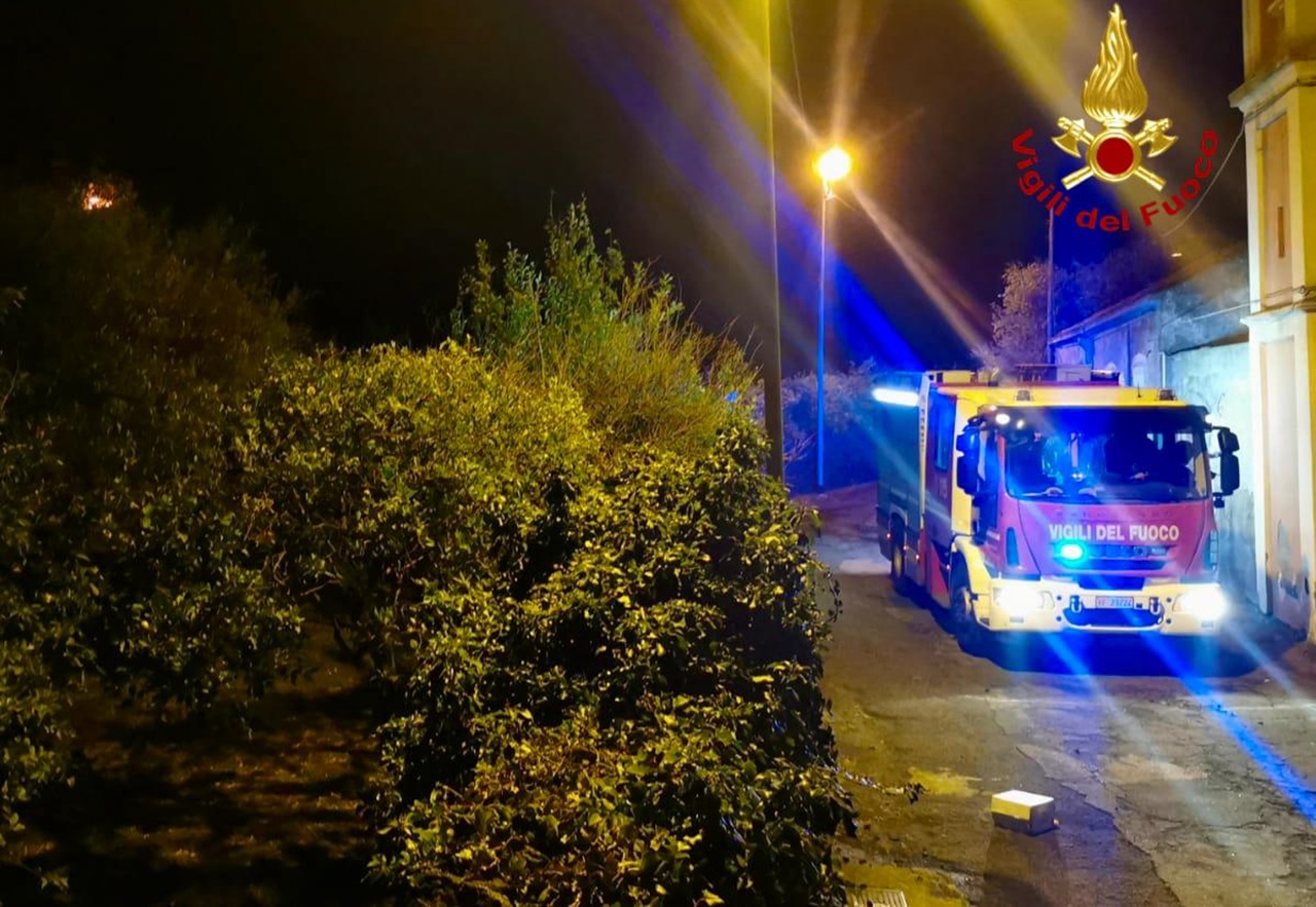 Maxi rogo sulla Timpa di Acireale domato dopo ore di intenso lavoro: famiglie rientrano a casa