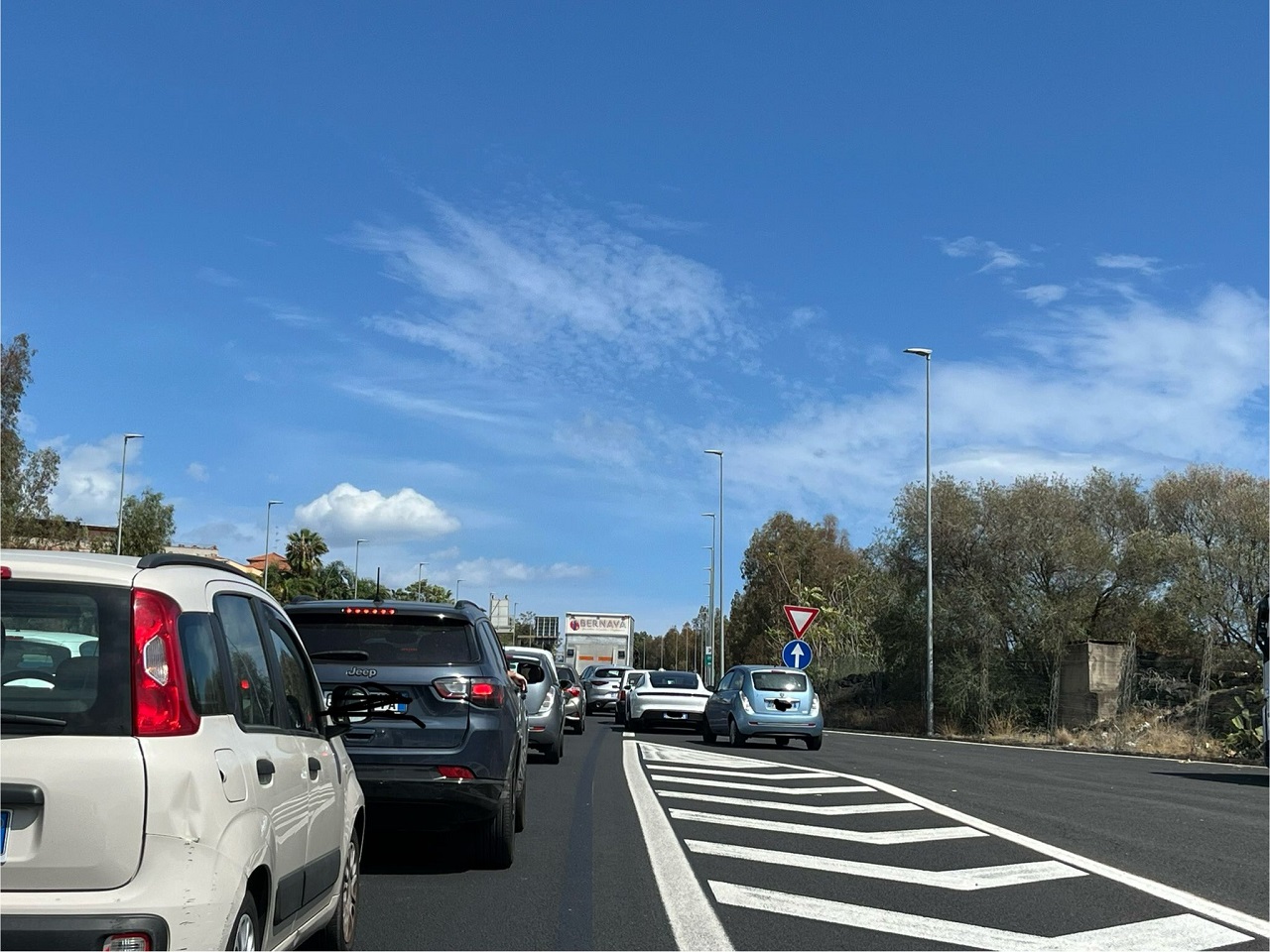 Autostrada A18, traffico bloccato per un’auto in fiamme