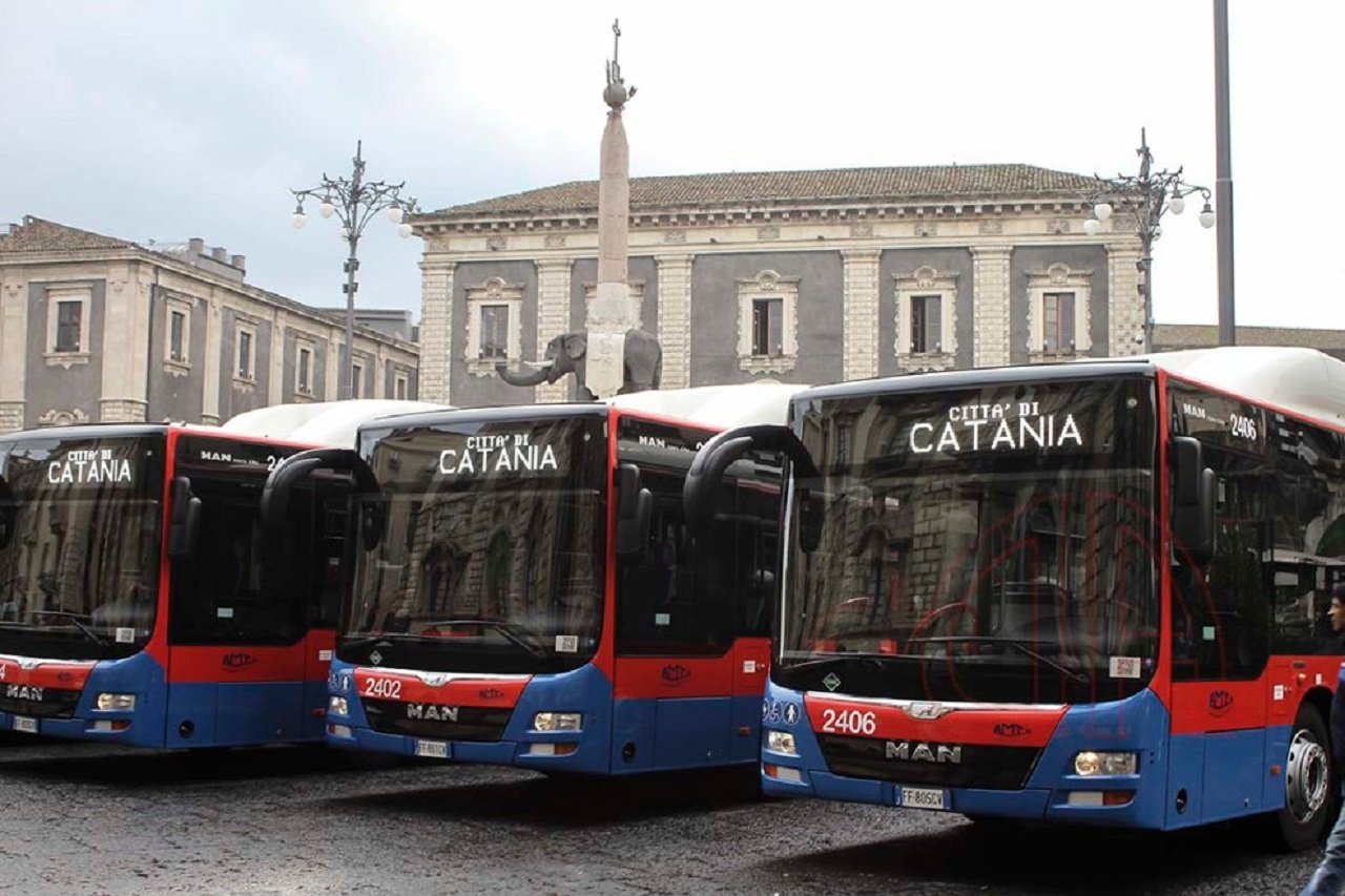 Cambia la gestione pubblicitaria sugli autobus AMTS, in arrivo monitor e nuove pensiline “smart”