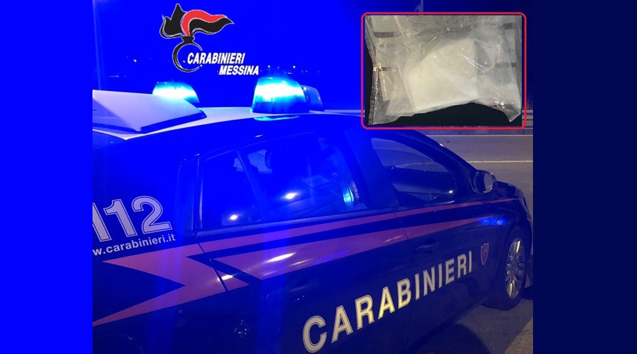 Tentano di salvarsi gettando la droga dal finestrino, ma i carabinieri li vedono e li arrestano