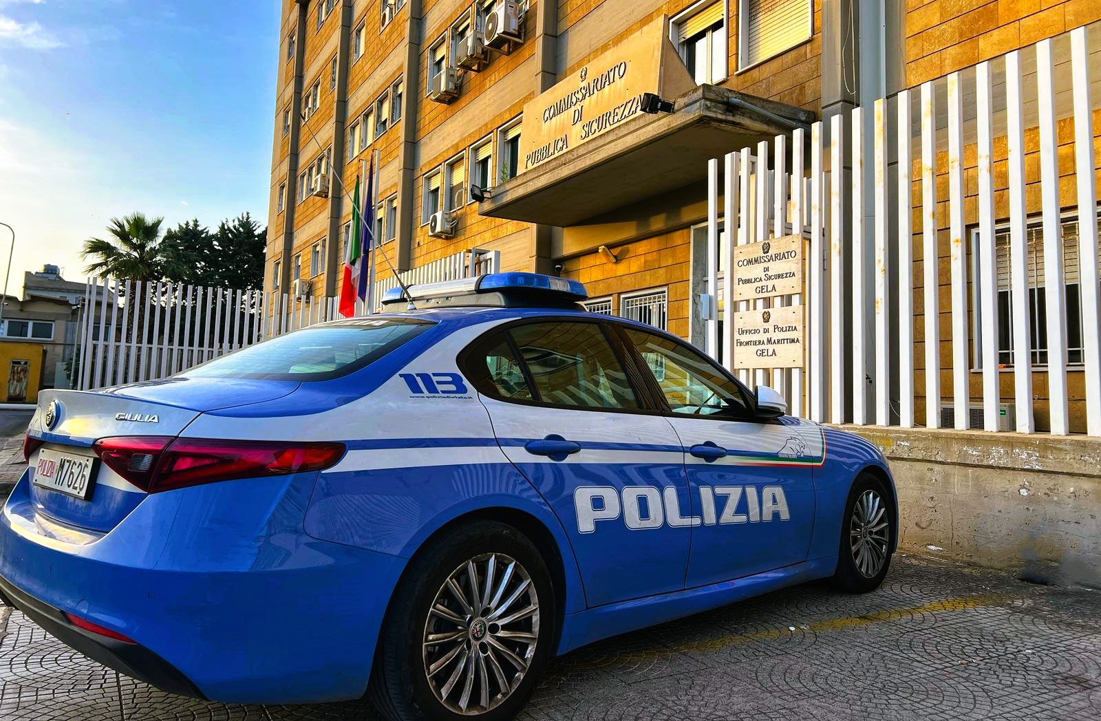 Ubriaco importuna passanti e poi si scaglia contro la polizia