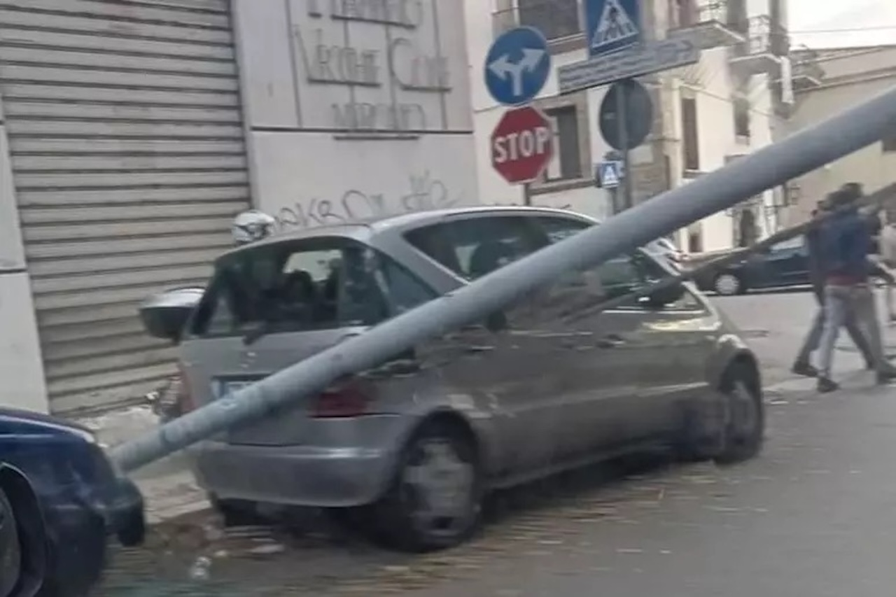 Ancora un palo dell’illuminazione pubblica cade a Palermo, danneggiata un’auto parcheggiata