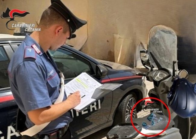 Nasconde la droga nel casco, 19enne arrestato nel Catanese