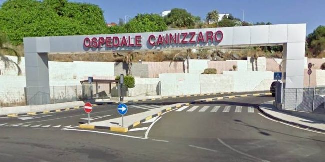 Catania, lite in strada: donna getta liquido infiammabile a una ragazza e le dà fuoco