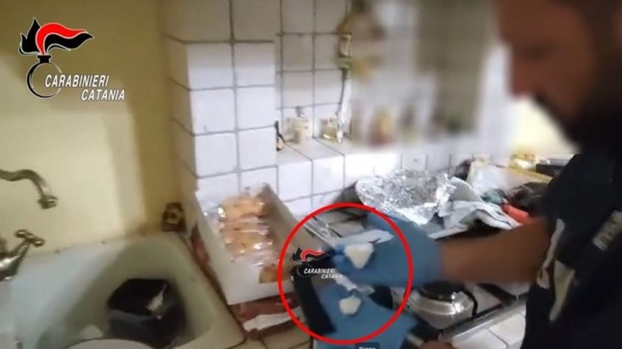 Catania, trasforma la sua casa in un deposito di cocaina: arrestato 62enne – VIDEO