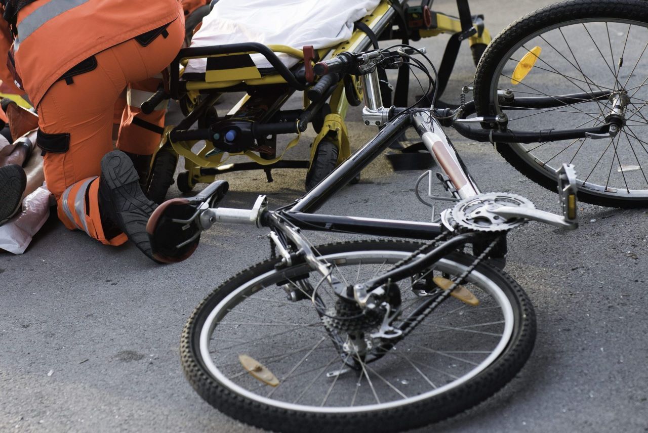 Incidente a Palermo, cade dalla bici a causa di una buca e ora lotta tra la vita e la morte