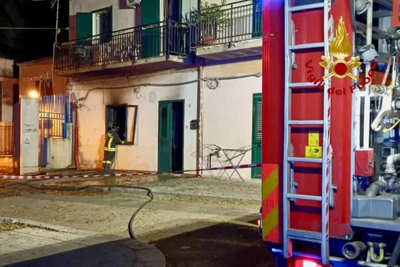 Incendio in casa a Palermo: salvi madre e figlio, intossicata una donna