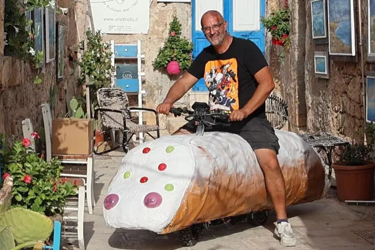Youtuber trasforma monopattino in cannolo e lancia messaggio: “Il siciliano non ha la lupara in mano”