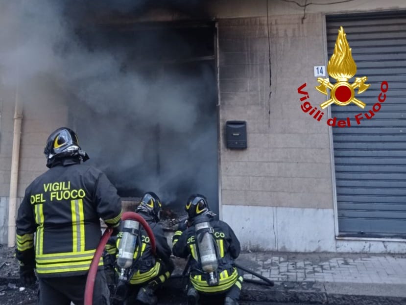 Incendio in un negozio di Acireale, due intossicati: dipendente ustionato