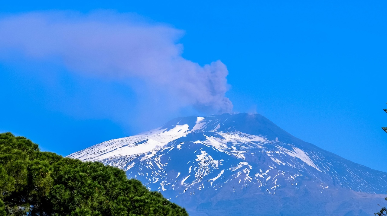 Etna, Ingv: “Costante attività esplosiva intracraterica”