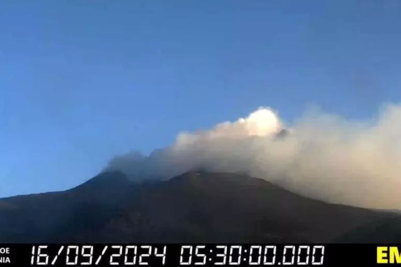 Etna, continua l’attività di degassamento e tremore vulcanico nei crateri sommitali