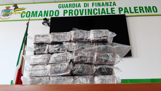 Maxi sequestro di hashish a Palermo. Arrestati due corrieri