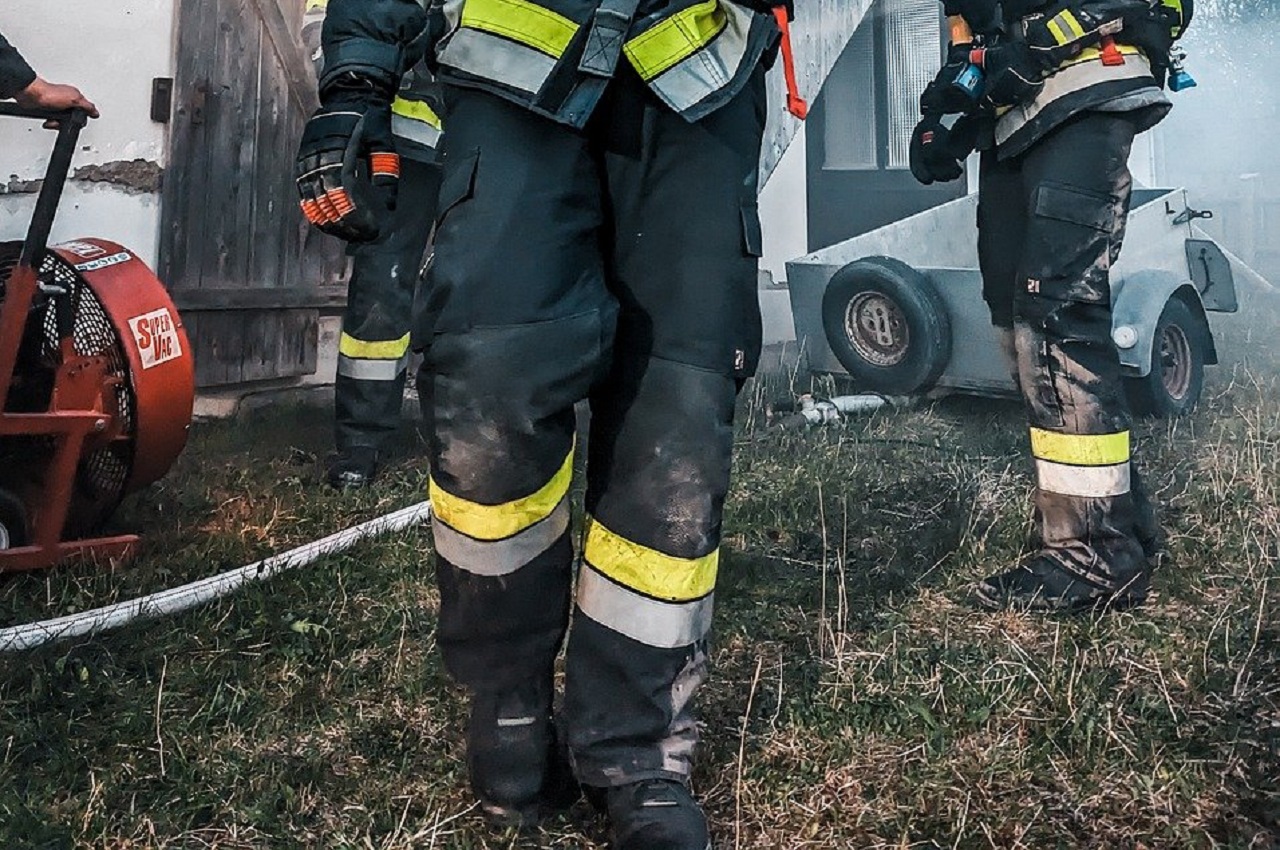 Incendio a Palermo, fiamme sotto il ponte di villa Trabia