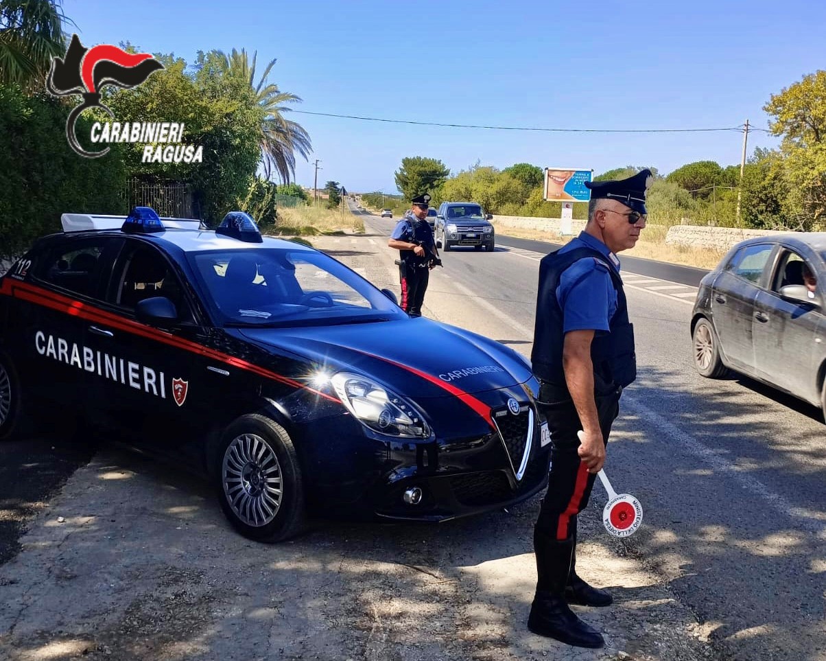 Tenta di introdursi alla Galleria Maione, marocchino aggredisce carabinieri