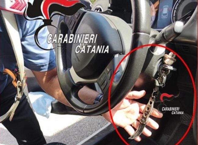 Carabinieri in azione nel Catanese, incastrato un 43enne con un coltellino come portachiavi
