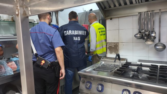 Blatte, sporcizia e cibi congelati: chiuso un ristorante del centro storico di Catania