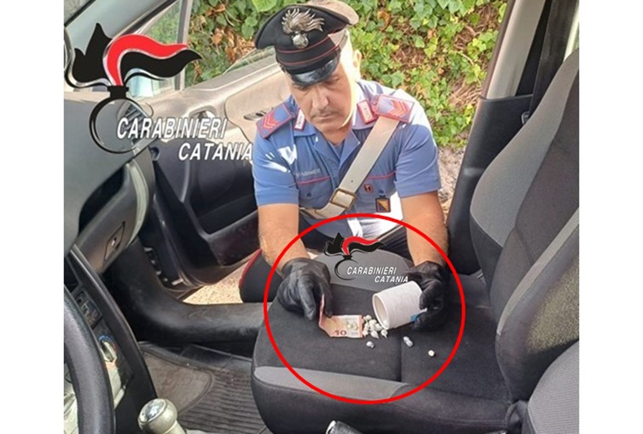 Spaccio “al volo” nel Catanese e immediato controllo dei carabinieri: pusher arrestato con la droga tra le gambe