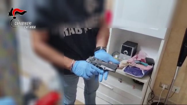 Modifica pistola a salve per usarla con i proiettili, si cercano i “clienti” dell’arrestato