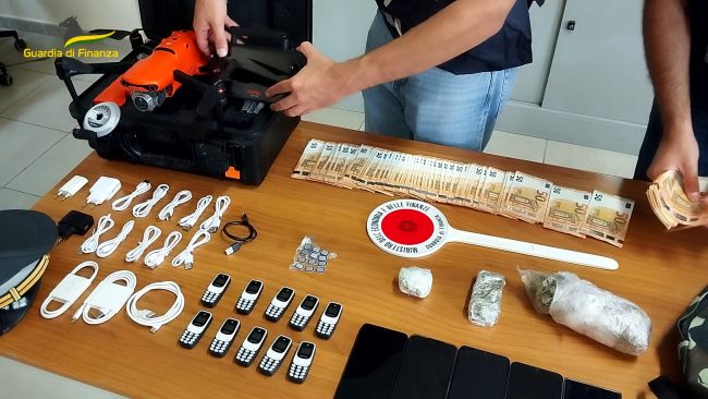 Caltanissetta, tentano di far entrare in carcere cellulari e droga con un drone: 2 arresti