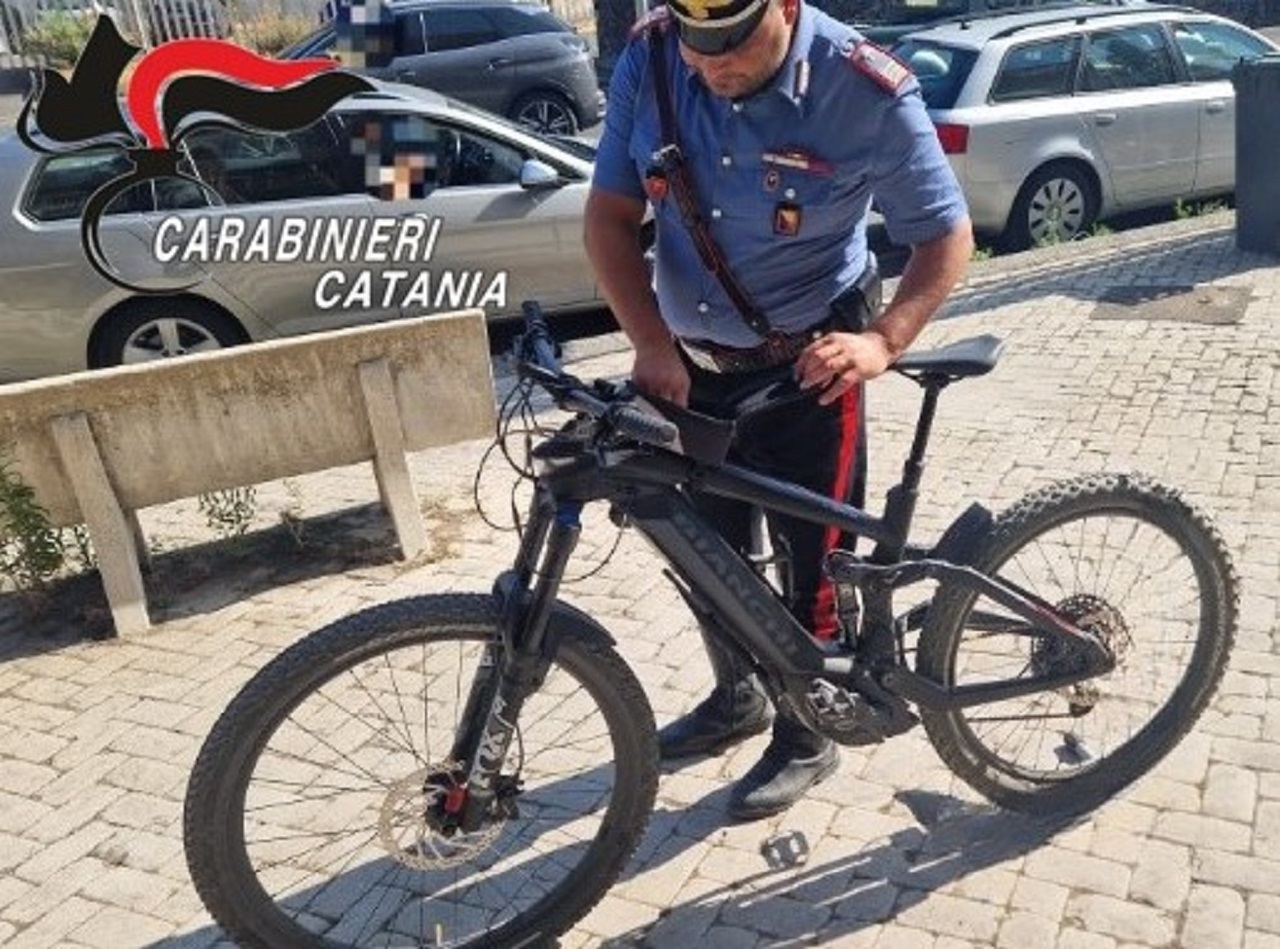 Ruba bici elettrica e tenta di rivenderla, in manette un 34enne nel Catanese