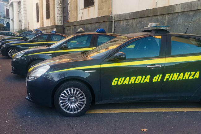 Auto rubata si schianta contro un camion durante inseguimento in contromano: finisce tra spari e manette la folle corsa a Catania
