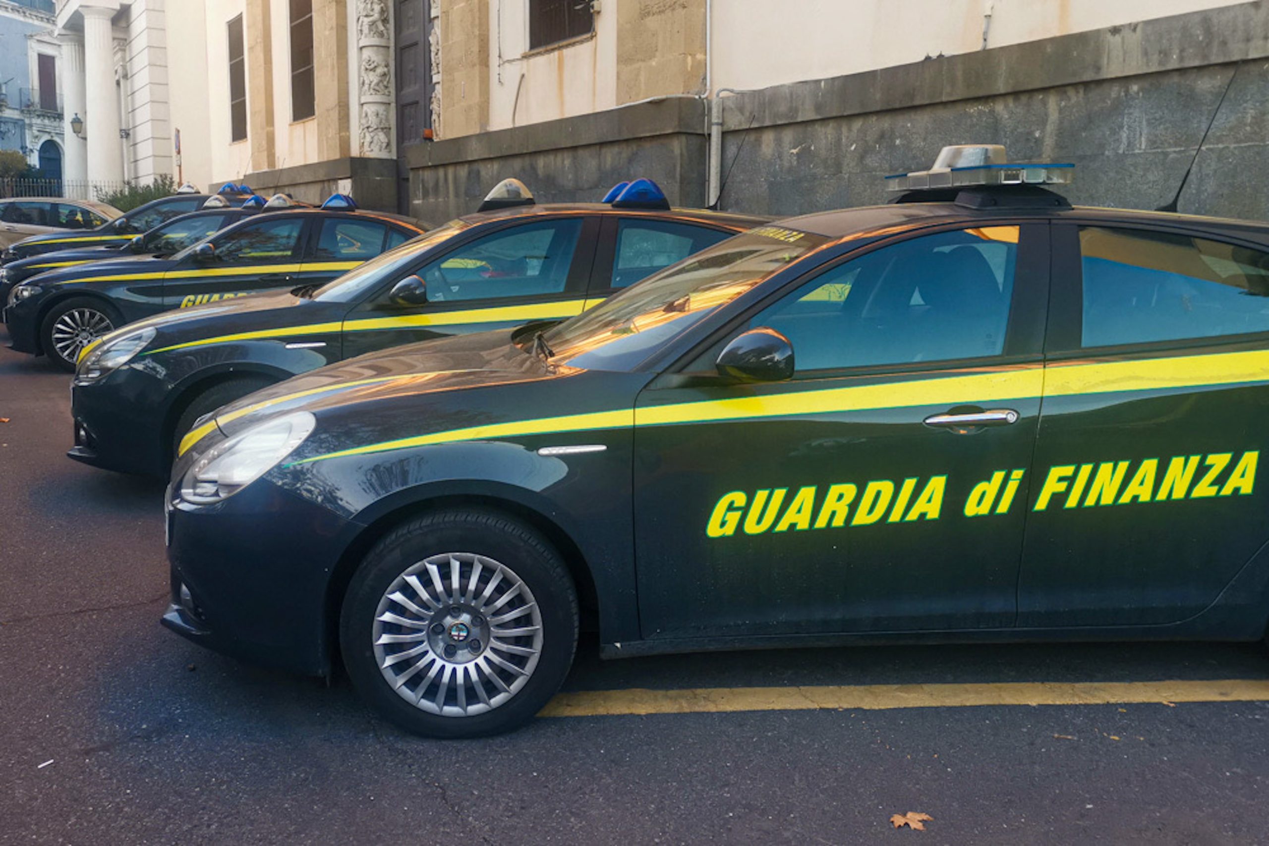 Auto rubata si schianta contro un camion durante inseguimento in contromano: finisce tra spari e manette la folle corsa a Catania