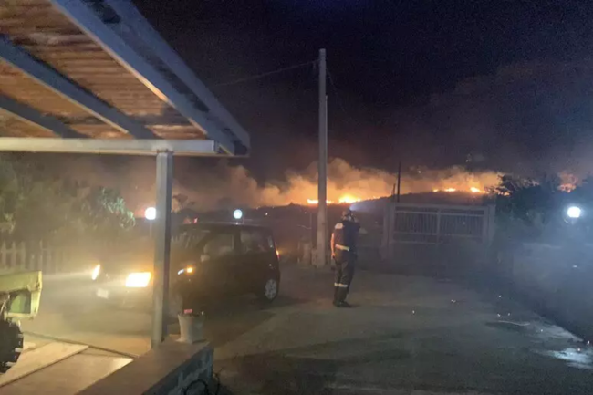 Notte di fuoco a Palermo, vigili del fuoco in azione per un maxi rogo