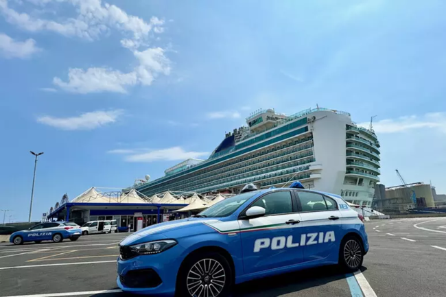 Caos in crociera, non gli viene servito da bere e sfregia il cameriere al volto con un calice: denunciato 57enne