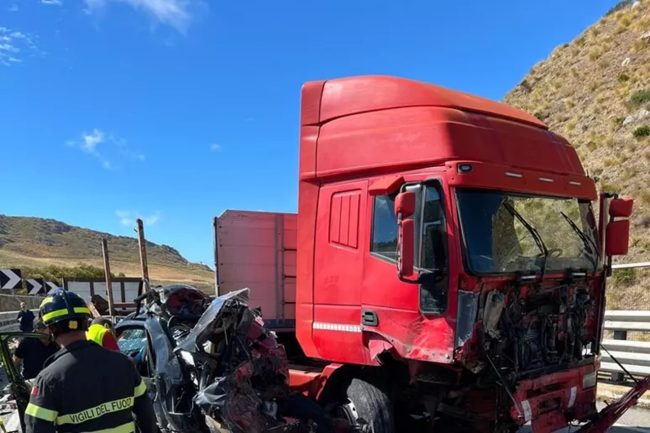 Scontro auto-camion sulla Caltanissetta-Gela, morto un 28enne