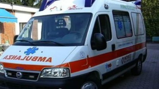 Palermo, centauro sbalzato dalla moto dopo scontro con un’auto