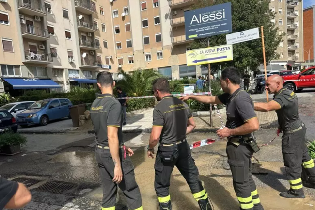 Caltanissetta, grossa perdita d’acqua in via Libertà