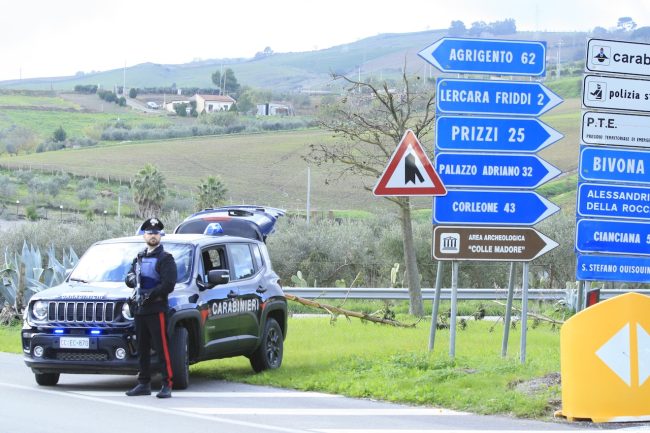 Fucile, cartucce e coltelli nascosti sotto cassette di frutta: due arresti nel Palermitano