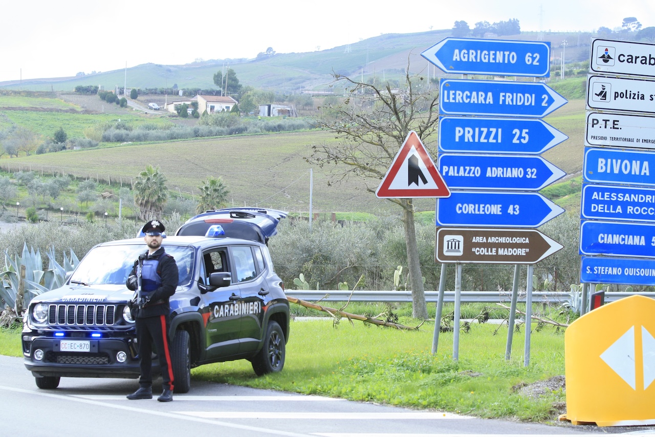 Fucile, cartucce e coltelli nascosti sotto cassette di frutta: due arresti nel Palermitano