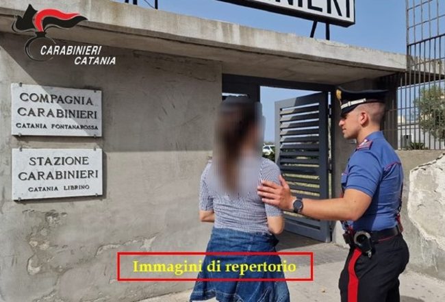 Picchia la figlia e tenta di gettare la madre dal balcone per il disordine in casa: denunciata 26enne