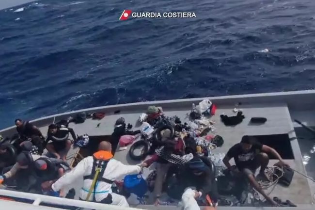 Barcone si ribalta, 21 migranti dispersi: si cercano anche tre bambini