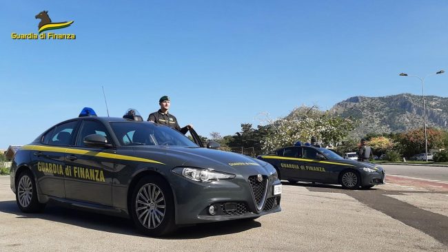 Spaccio alla Vucciria. Sequestrati oltre cento grammi di hashish, dosi di ecstasy e armi da taglio