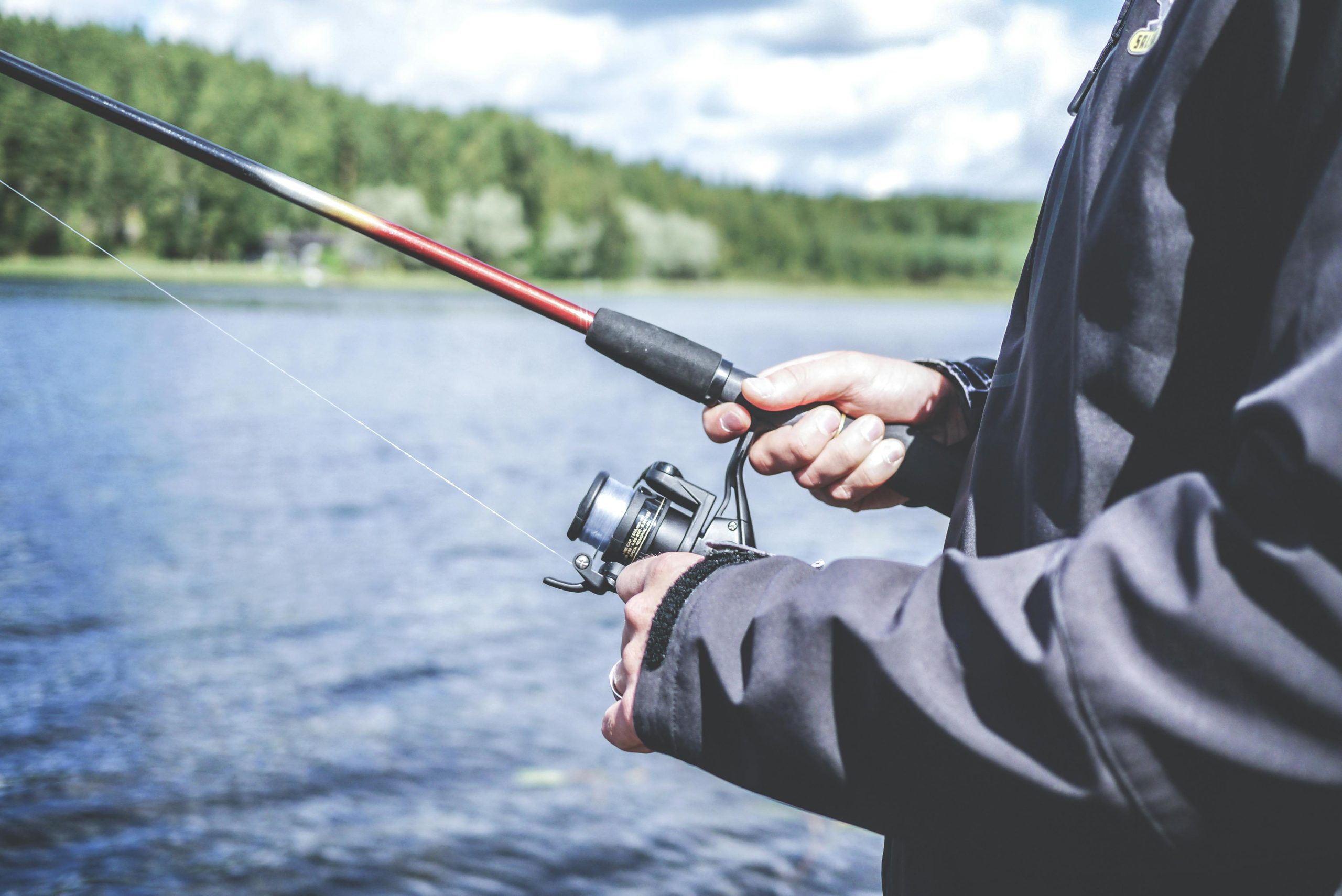 Dramma sul molo a Palermo: 50enne cade dalla banchina mentre pesca